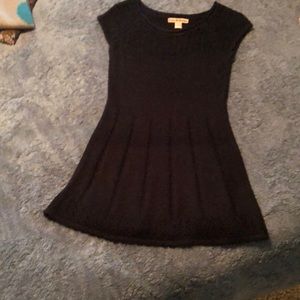 Ladies crop sleeve sweater.  Good to be worn with leggings.